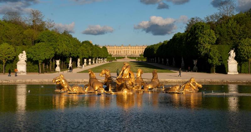 Statue en bronze monumentale du Roi Soleil à Versailles, symbole de la puissance française